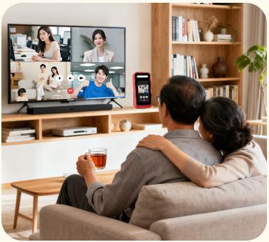 两家人在两个客厅通过电视视频团聚